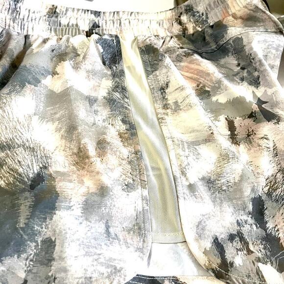 Johnny Was Calme Women's Medium Abstract Beige Running Shorts Elements NWT - Picture 6 of 12